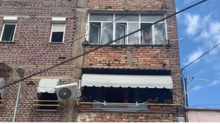 I vuri flakën vetes dhe u hodh nga ballkoni, ndërron jetë 49-vjeçarja