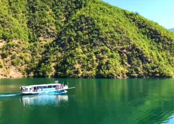 I pushon zemra sapo futet në liqenin e Komanit, ndërron jetë turistja franceze