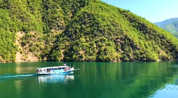 I pushon zemra sapo futet në liqenin e Komanit, ndërron jetë turistja franceze