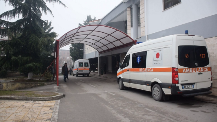 Tjetër tentativë vetëvrasjeje në Korçë, një grua pi helm, dërgohet në spital