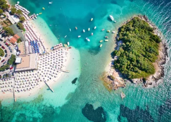 Gazeta britanike: Ksamili është shkatërruar nga babëzia dhe turizmi