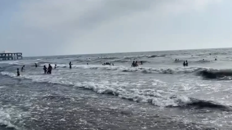 Dallgë të mëdha në plazhin e Tales, shpëtohet pushuesi që rrezikoi të mbytet