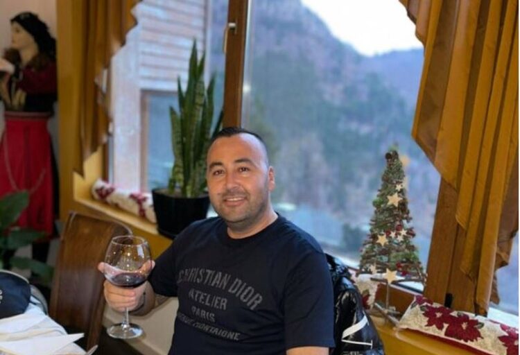 EMRI/ Plagoset me thikë ish-efektivi i policisë, i arrestuar në 2021 për drogë