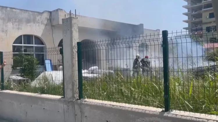 Përfshihet nga flakët magazina me orendi shtëpiake në Vlorë