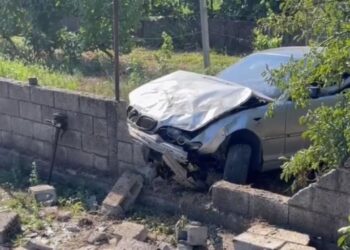 Korçë/ Makina del nga rruga dhe përplaset me mur rrethues, një person i lënduar