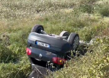 Tre të plagosur nga rënia e makinës në kanal në aksin Fier-Marinëz,