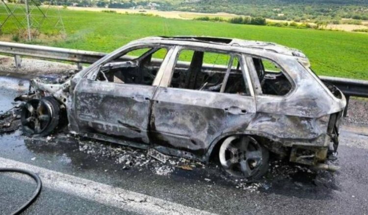 Makina shkrumbohet nga flakët, shpëton mrekullisht familja shqiptare në Greqi