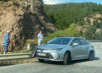 Aksident në Librazhd, makina përplaset me barrierat e rrugës