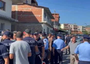 Protestuan me mjetet bujqësore në rrugë, policia i ‘shpërblen’ fermerët me gjoba të majme