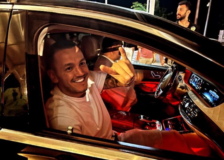 Manaj feston si Demiral, përshëndet tifozët turq me gjestin e “ujqërve”