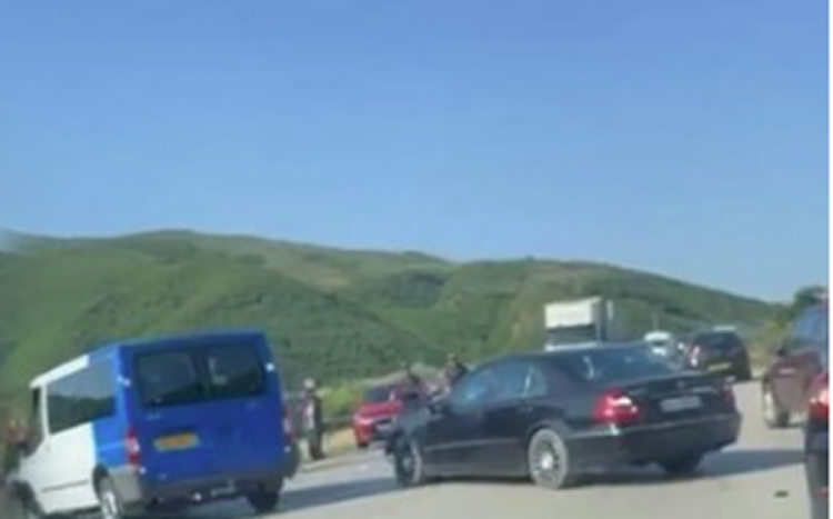 Aksident në Elbasan,’ Mercedesi’ përplaset me një furgon