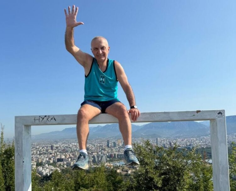 “Mirëmëngjes nga kuadrati më i famshëm!” Pehlivani Meta nuk i ndahet lartësive