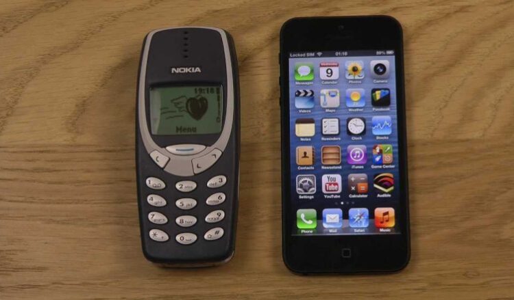 Rriten shitjet e “celularëve budallenj”, njerëzit po heqin dorë nga “smartphone”