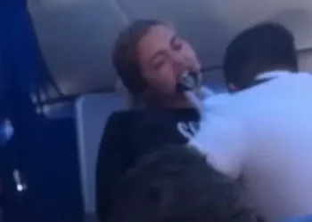 Nuk e lejuan të shkonte në tualet, pasagjerja kafshon dhe pështyn stjuardesat