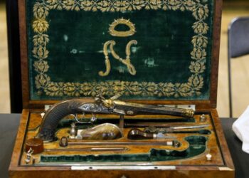 Pistoletat që Napoleon Bonaparte planifikoi t’i përdorte për të vrarë veten u shitën për 1.7 milion euro