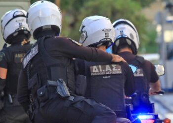 Tronditet që në mëngjes Athina, qëllohet për vdekje një person në rrugë