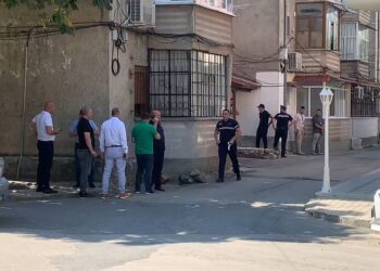EMRI/ I moshuari terrorizon lagjen duke qëlluar nga banesa, policia e Korçës: Janë evakuuar banorët e zonës