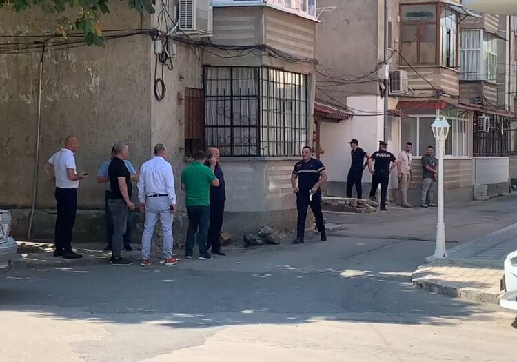 EMRI/ I moshuari terrorizon lagjen duke qëlluar nga banesa, policia e Korçës: Janë evakuuar banorët e zonës