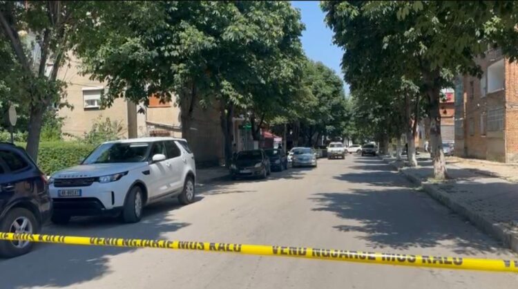 Të shtëna me armë zjarri në Korçë, autori kërcënon nga banesa se…