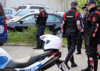 Polici përplas me makinë këmbësorin tek bulevardi në Vlorë