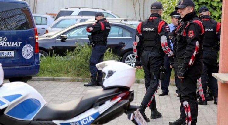 Polici përplas me makinë këmbësorin tek bulevardi në Vlorë