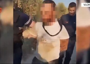 Dhunuan dhe i dëmtuan makinën një personi, pranga 28-vjeçarit dhe në kërkim xhaxhai i tij