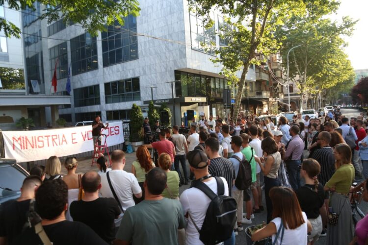 Skandali te Onkologjiku, protestuesit kërkojnë dorëheqjen e ministres Koçiu