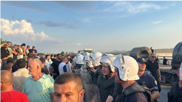 Mbyllet protesta në Thumanë-Kashar, lirohen të dy krahët e autostradës
