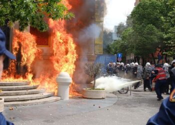 Protesta e opozitës përpara Bashkisë së Tiranës, policia njofton rrugët që bllokohen