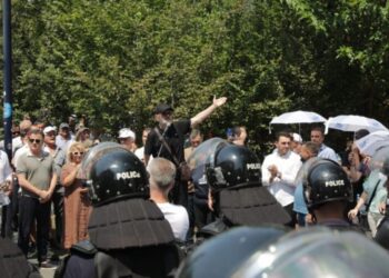 Protesta para Bashkisë Tiranë, Malkaj: Jetojmë në diktaturë të ndyrë, këta të vrasin natën e të qajnë ditën