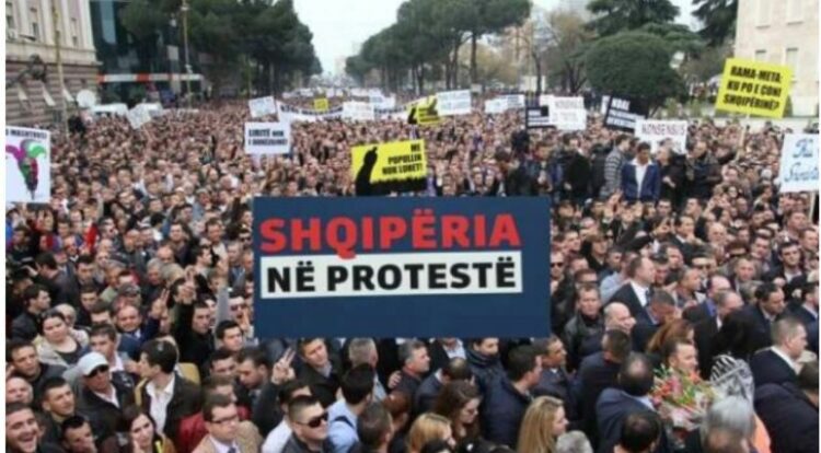 Protesta/ Nisen 820 qytetarë nga Korça, peshën më të madhe në miting do ta mbajë Tirana