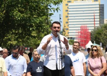 FOTO/ Pa molotov e goma të djegura, qytetarët protestuan në të nxehtin ekstrem kundër Erion Veliajt