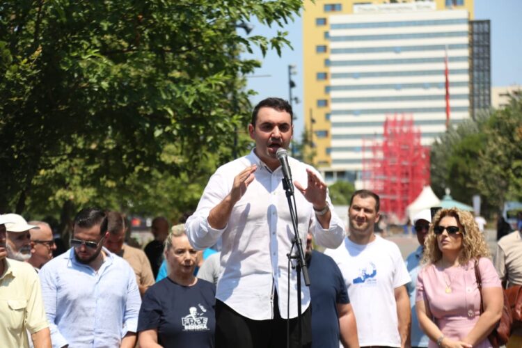 FOTO/ Pa molotov e goma të djegura, qytetarët protestuan në të nxehtin ekstrem kundër Erion Veliajt