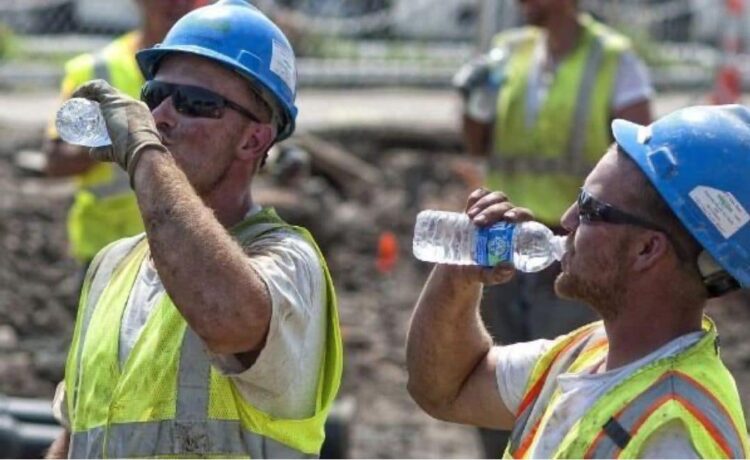 I nxehti ekstrem, Inspektorati i Punës’ këshillon’ punëtorët: Freskohuni me ujë dhe lyhuni me krem
