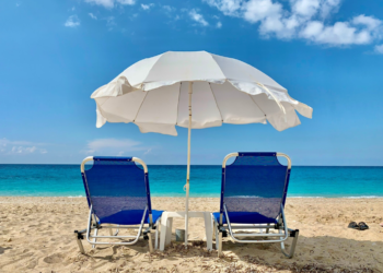 AKB: Këtë vit 55% e qytetarëve të Kosovës do të shkojnë në pushime me para borxh dhe hua