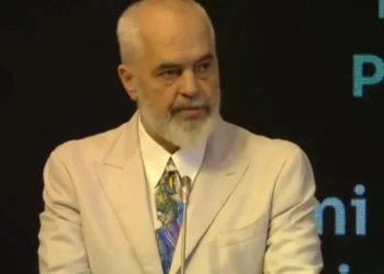 Rama mbledh të mërkurën kryebashkiakët, do t’u flasë për turizmin dhe legalizimet