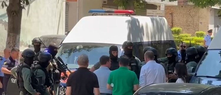 RENEA rrethon pallatin ku u ngujua 71-vjeçari i armatosur, snajperët në pozicion