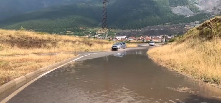 Reshje të dendura të shiut përfshijnë Bulqizën, përmbyten rrugët