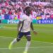 Anglia ua ngrin gëzimin zviceranëve, supergol nga Saka dhe barazim (VIDEO)