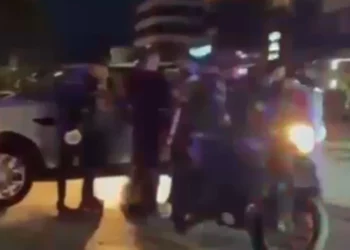 Tre persona kundërshtojnë policinë e Vlorës për të kryer kontroll në makinë (Video)