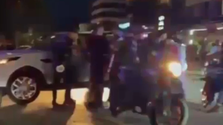 Tre persona kundërshtojnë policinë e Vlorës për të kryer kontroll në makinë (Video)