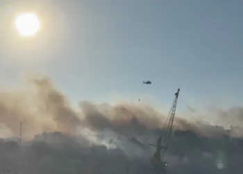 (VIDEO) Digjet një shtëpi pushimi te Rana e Hedhun, flakët rrezikojnë dhe Kishën! Ndërhyn avioni