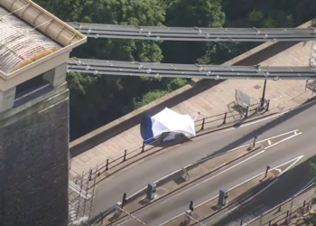 Alarm në Britani, gjenden dy valixhe me mbetje njerëzore poshtë urës së Bristolit