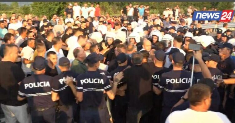 Protesta në Thumanë-Kashar, policia sulmon banorët me gaz lotsjellës
