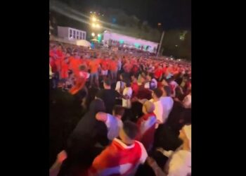 Përplasje masive mes tifozëve turq dhe holandezë (Video)