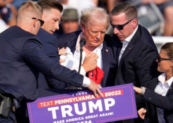 VIDEO/ Qëllohet me armë ish-presidenti Donald Trump: Kurrë nuk do të dorëzohem