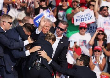 “Prisni të marr këpucët”, zbardhet biseda e Trump me agjentët pas atentatit