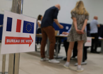 Zgjedhjet në Francë, të paktën 200 kandidatë tërhiqen nga gara e raundit të 2-të