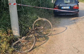 Aksident në Fier, makina përplas të moshuarin që lëvizte me biçikletë