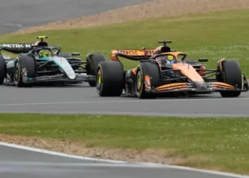 Hamilton “mbretëron” në garën e shtëpisë, rikthehet te fitorja pas 3 vitesh